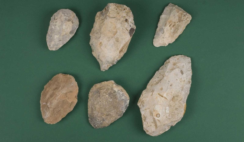 Datei:Eickelkamp 0329 Faustkeile Tunesien.jpg