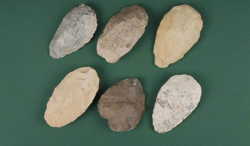 Datei:Eickelkamp 0332 Faustkeile Tunesien.jpg