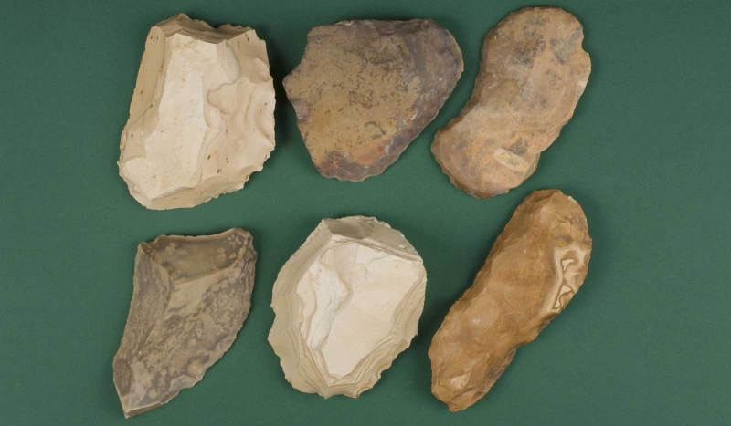 Datei:Eickelkamp 0334 plattige Stücke AbuTartur.jpg