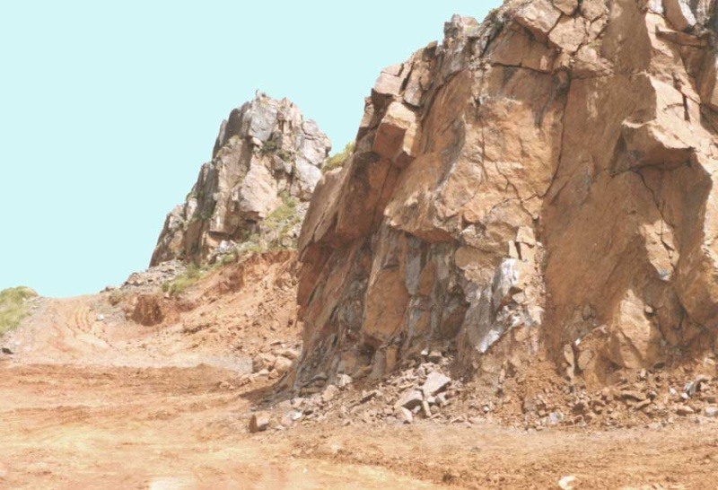 Datei:Eickelkamp anstehendes Eisenerz.jpg