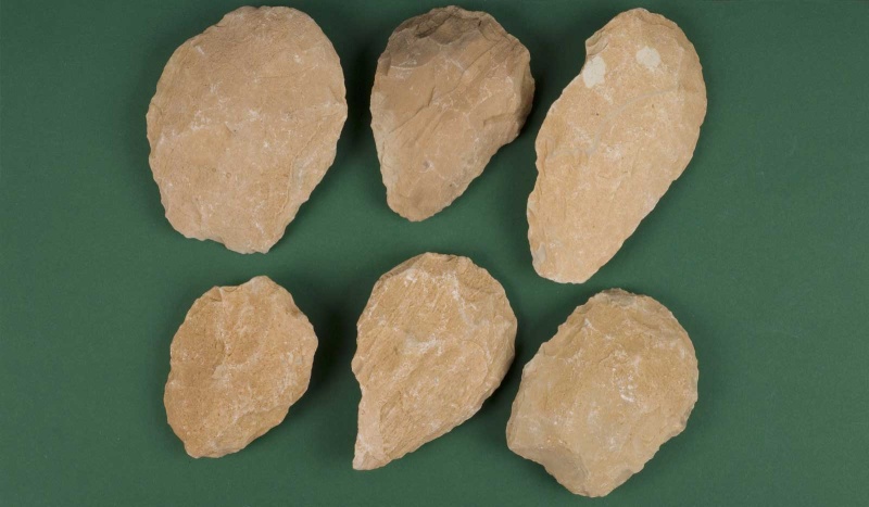 Datei:Eickelkamp 0324 Faustkeile Tunesien.jpg