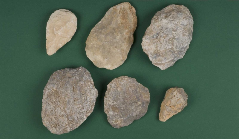 Datei:Eickelkamp 0327 Faustkeile Tunesien.jpg