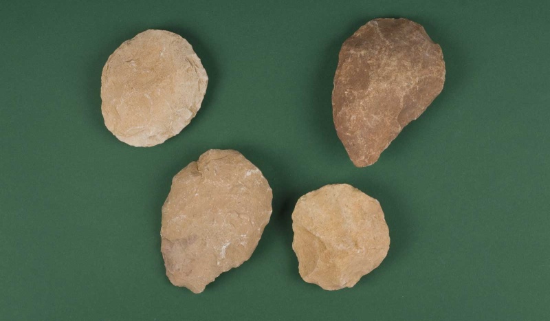 Datei:Eickelkamp 0325 Faustkeile Tunesien.jpg