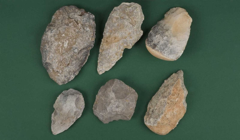 Datei:Eickelkamp 0328 Faustkeile Tunesien.jpg